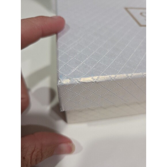 GUESS Gold Jewelry Travel Case Zip Up With 8 Earrings Gift Set New B11 - Picture 10 of 10